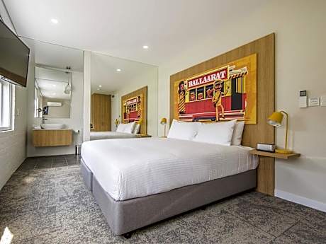 Superior Room with 1 King Bed