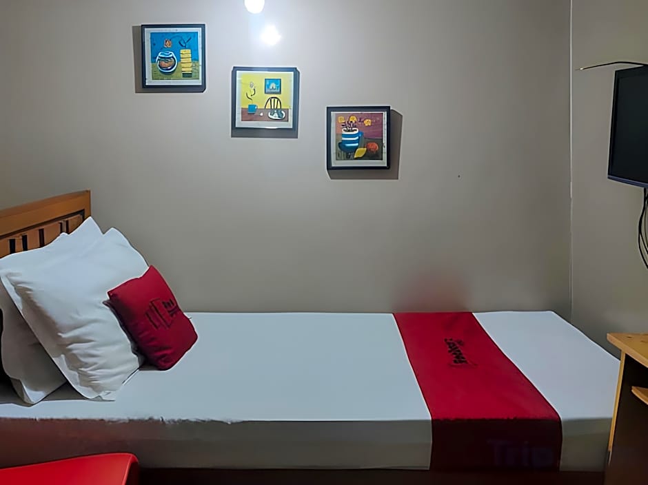 RedDoorz near Colgante Bridge Naga City