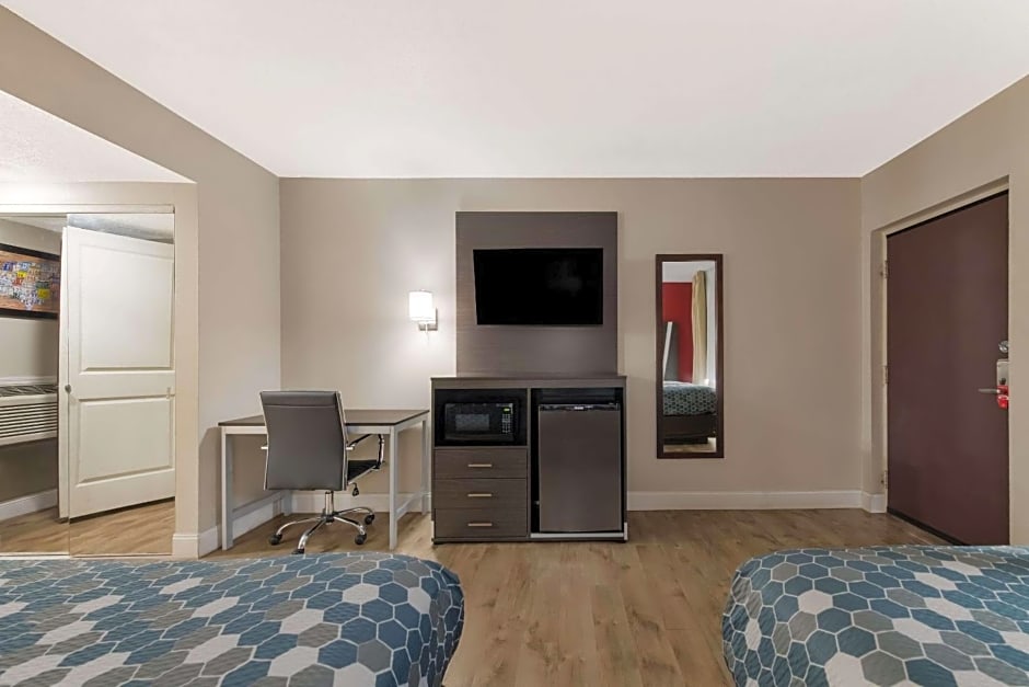 Econo Lodge Inn & Suites on the River