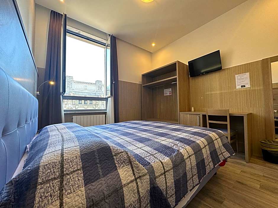 Hotel Midway