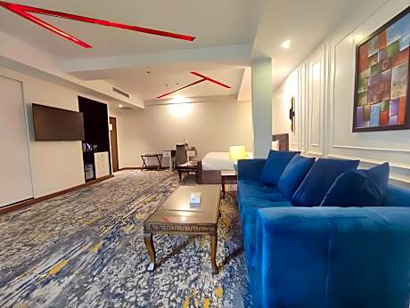 Suite - 1 Double Bed, Nonsmoking, Business Room, Executive Lounge Access, Extra Bed