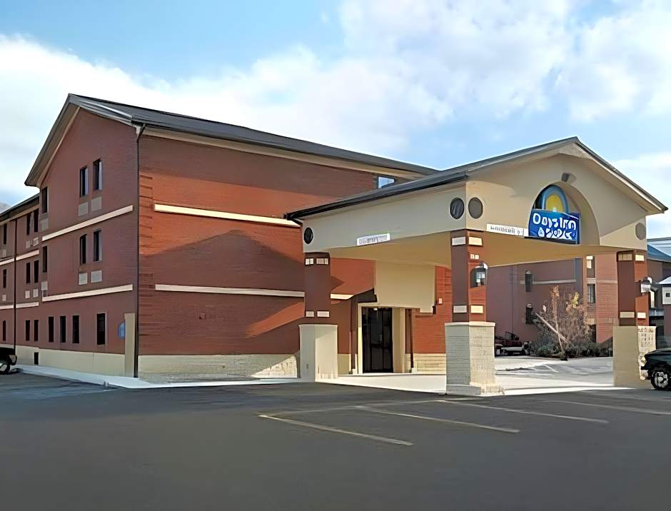 Days Inn & Suites by Wyndham Jeffersonville IN