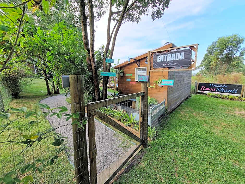 Pousada Rosa Shanti, café da manhã opcional, apenas 4 cabanas, piscina, estacionamento privativo, área de festas com churrasqueira e cervejeira, cantinho da fogueira, localizado junto a natureza