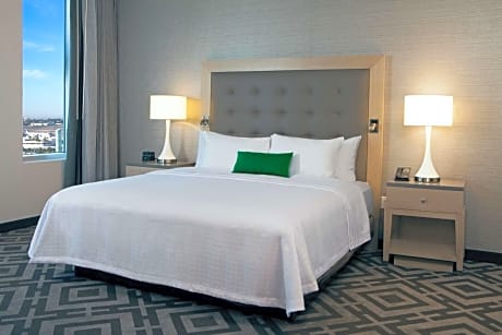 One-Bedroom King Suite - Hearing Access/Non-Smoking