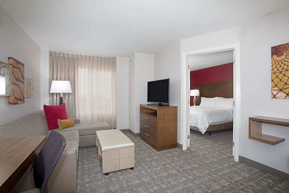 Photo 1 of 5 of 1 Queen Bed, Hearing Accessible