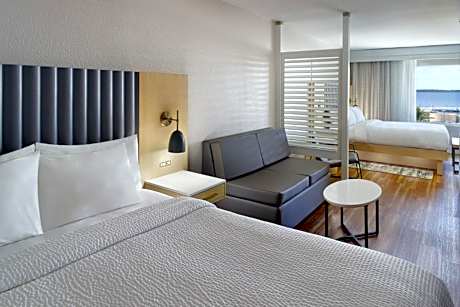 Queen Studio with Adapted Roll-in Shower - Mobility and Hearing Accessible