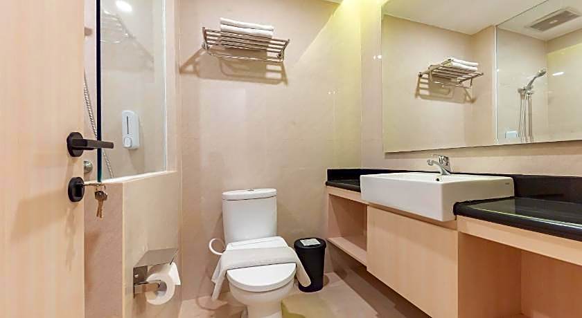 RedDoorz Premium near Paris Van Java Mall