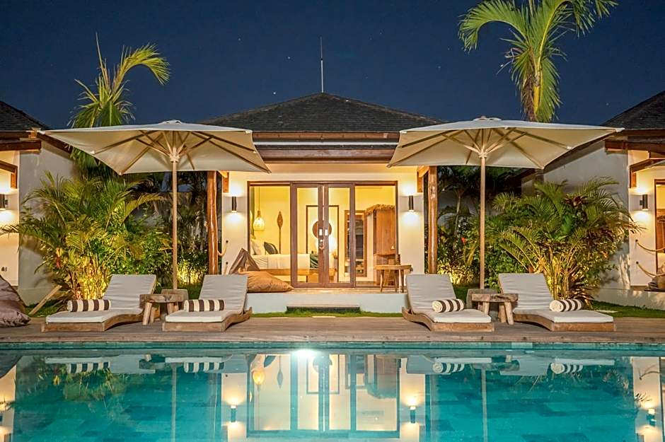 EHOA NYANYI BEACH Boutique Hotel - In front of entrance to NUANU