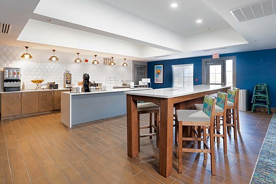La Quinta Inn & Suites by Wyndham Shawnee