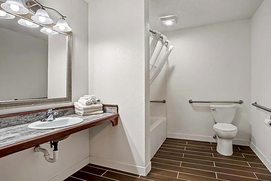 Econo Lodge Inn & Suites Auburn