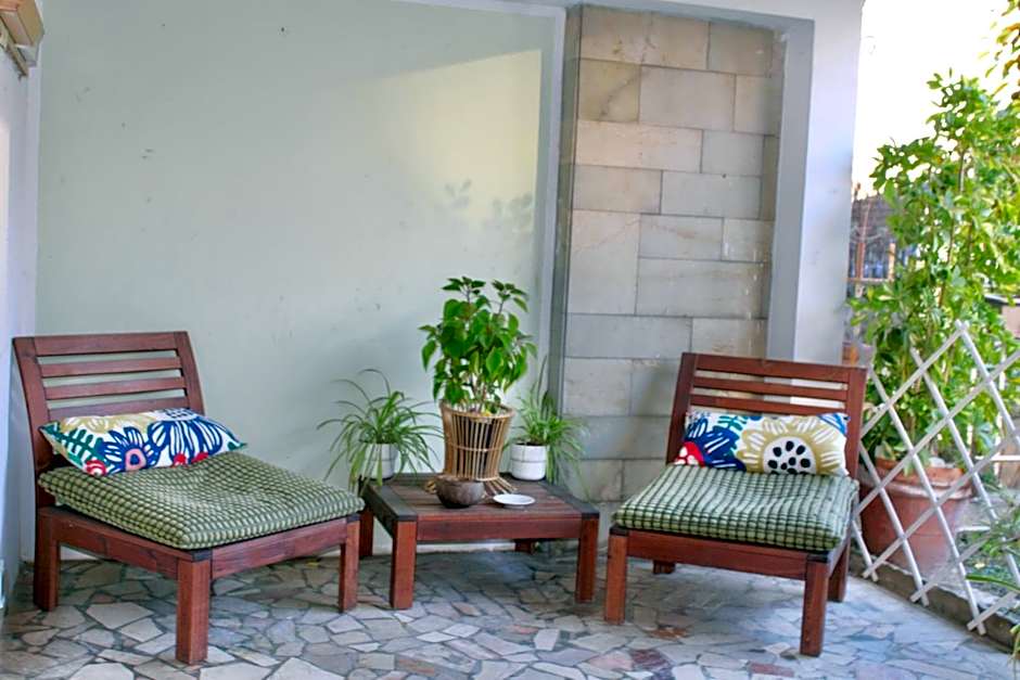 The Green Gate - Airport Guest House