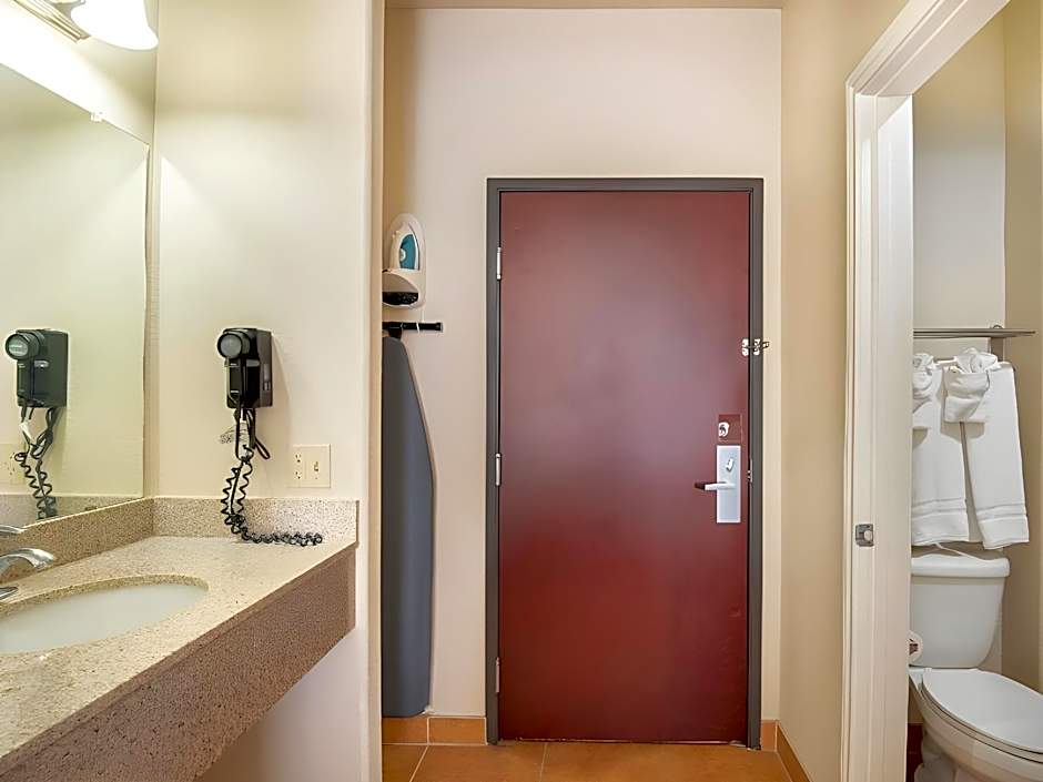 OYO Townhouse Clute Lake Jackson