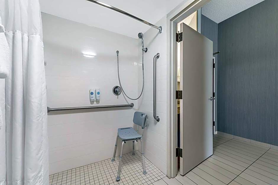 Comfort Inn & Suites Bethlehem Lehigh Valley Airport