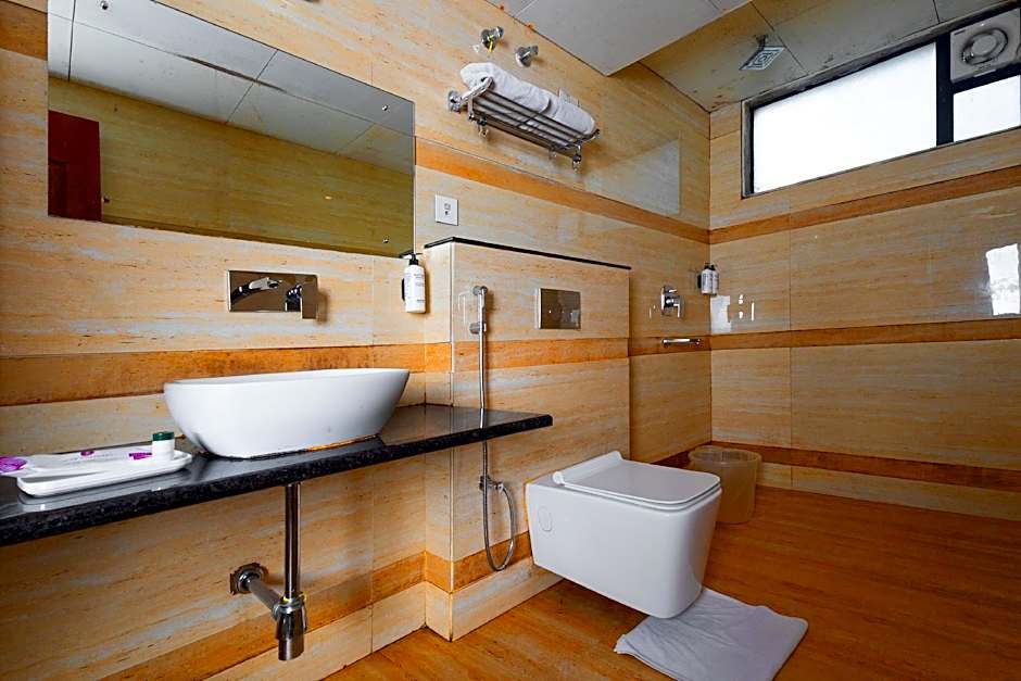 Yashshree Sanderling Mall Road