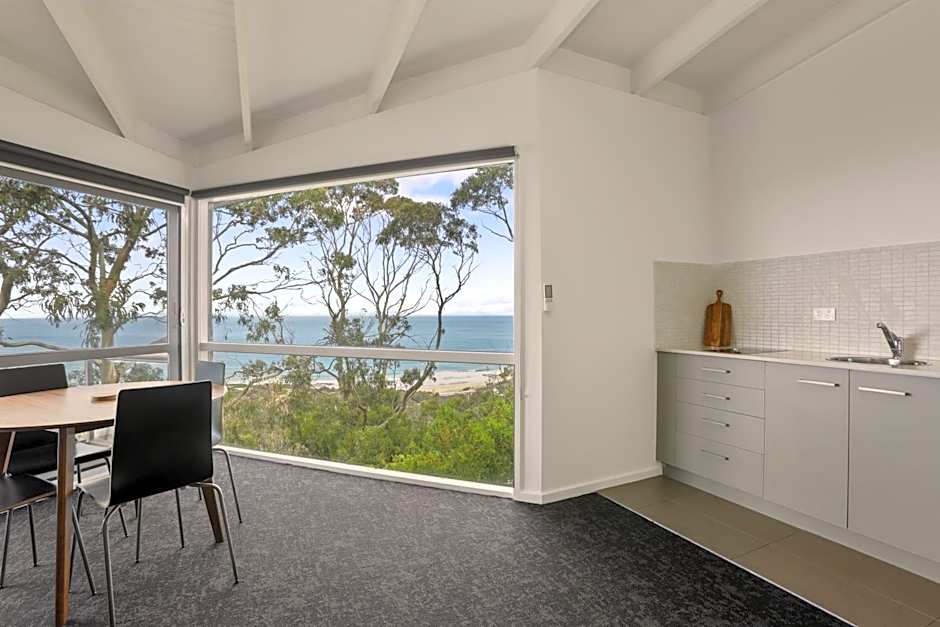 Chris's Beacon Point Restaurant & Villas