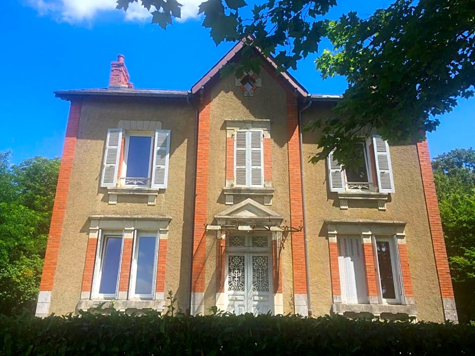 Le manoir de la Source au bord de l'EuroVélo 6