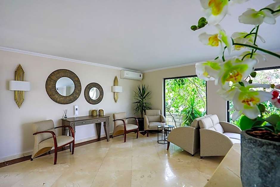 Moonshine Hotel & Suites