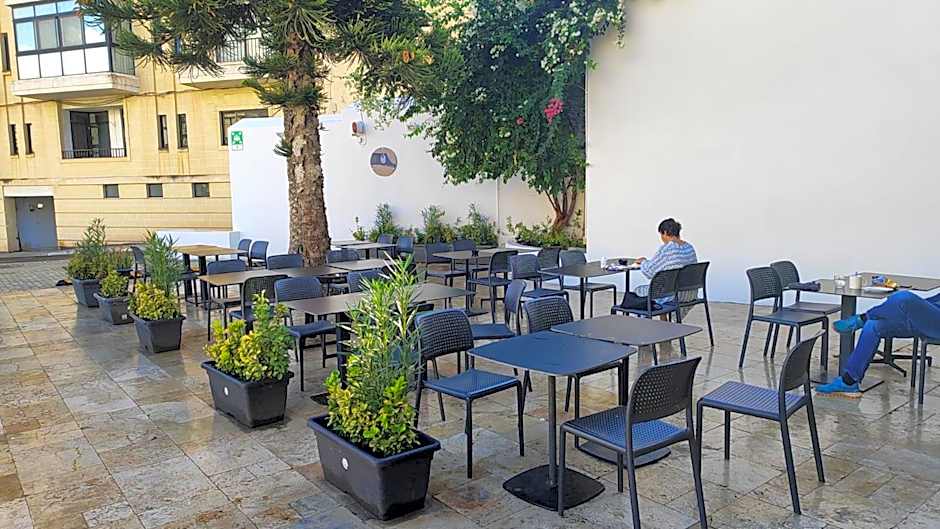 Follow the Sun Boutique Hostel - Pool, Breakfast & Sea Views