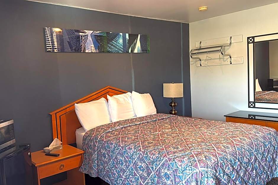Photo 1 of 8 of 1 Queen Bed, Nonsmoking
