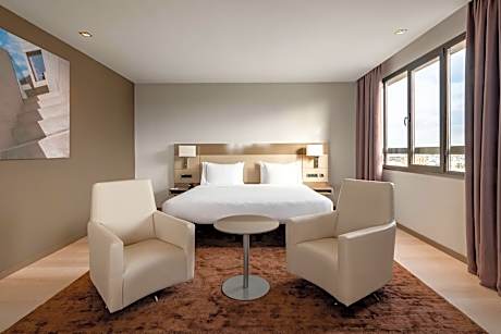 Standard Room, 1 King Bed, Balcony