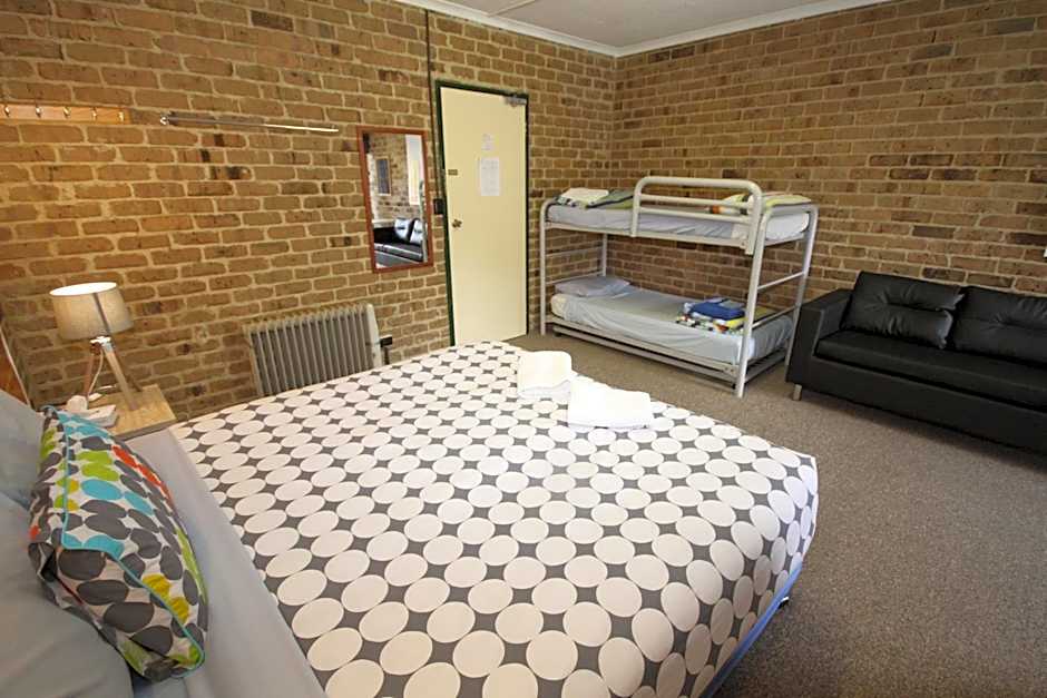 Acacia Snowy Motel