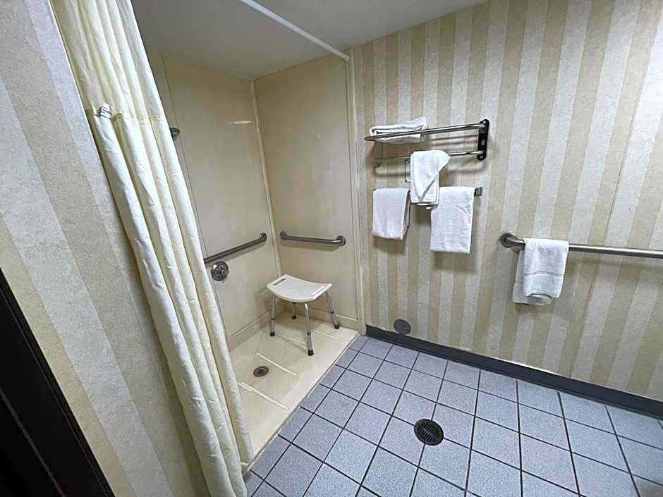 Quality Inn & Suites Gibsonia - Pittsburgh North