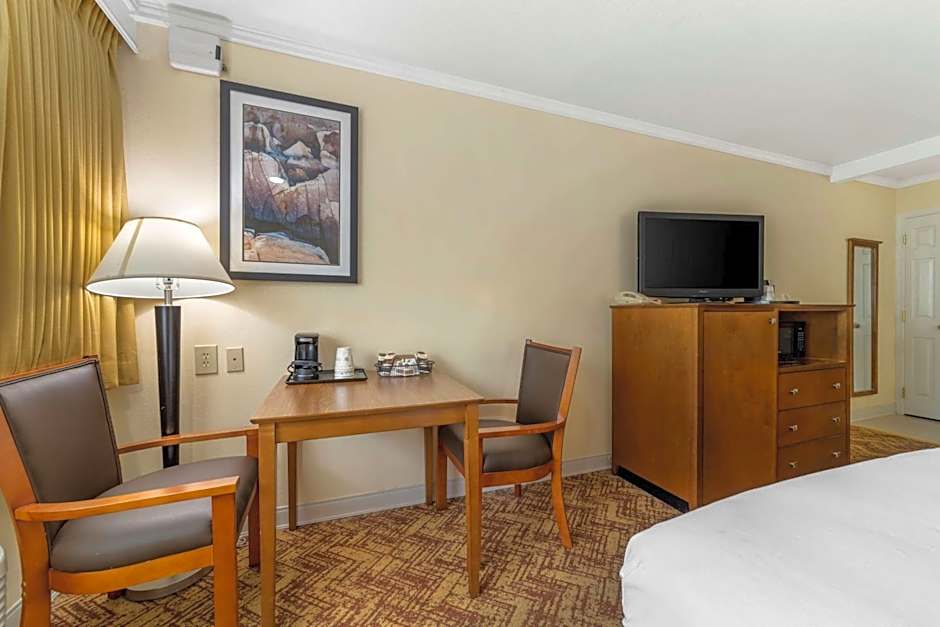 Best Western Plus Northwoods Inn