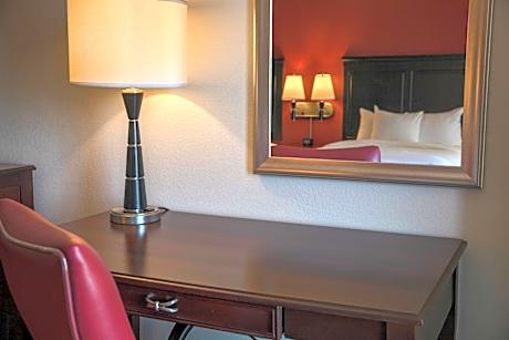 1 King Bed-Nonsmoking