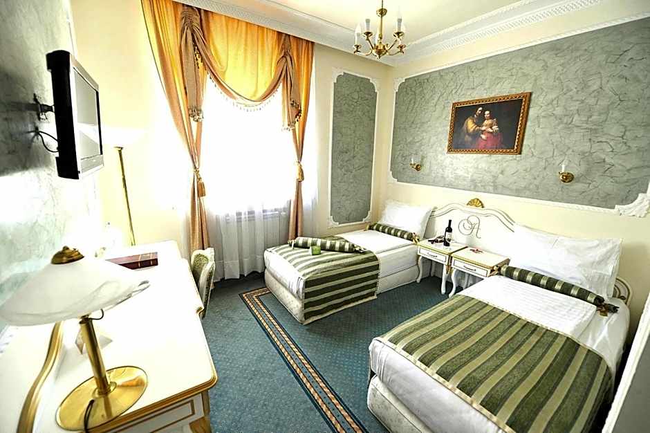 Queen's Astoria Design Hotel