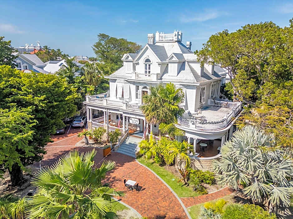 Classic Queen - Curry Mansion with Heated Pool