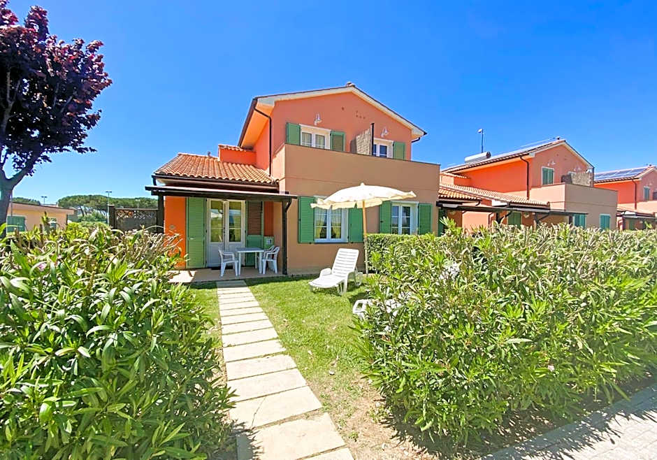 Residence with swimming pool in Mazzanta just 600 meters from the beach