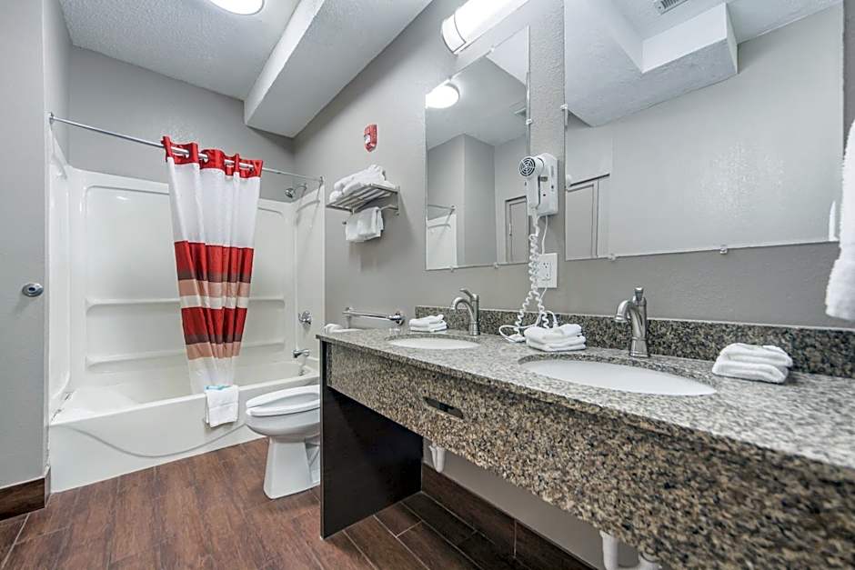 Red Roof Inn & Suites Omaha - Council Bluffs