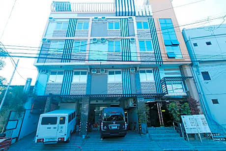 RedDoorz Plus Seventy Five Inn Near Manila Airport