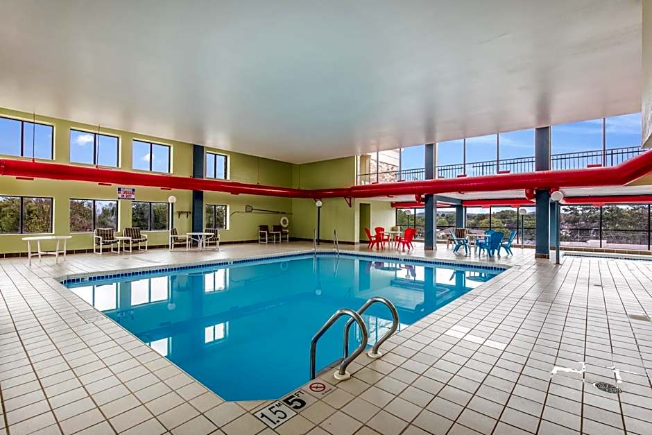 AmericInn & Suites by Wyndham Baraboo Event Center