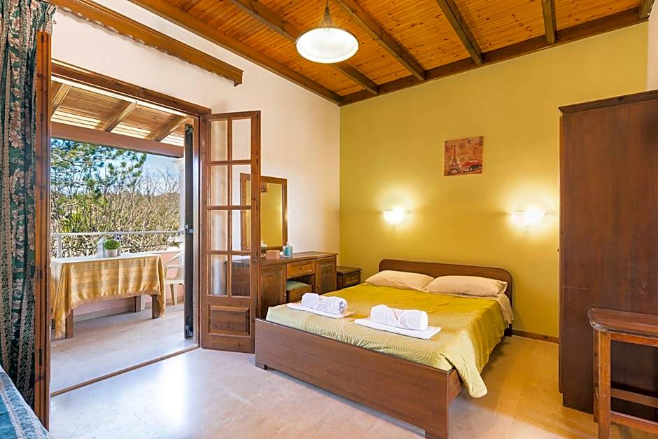 Nikos Pool House & Apartments