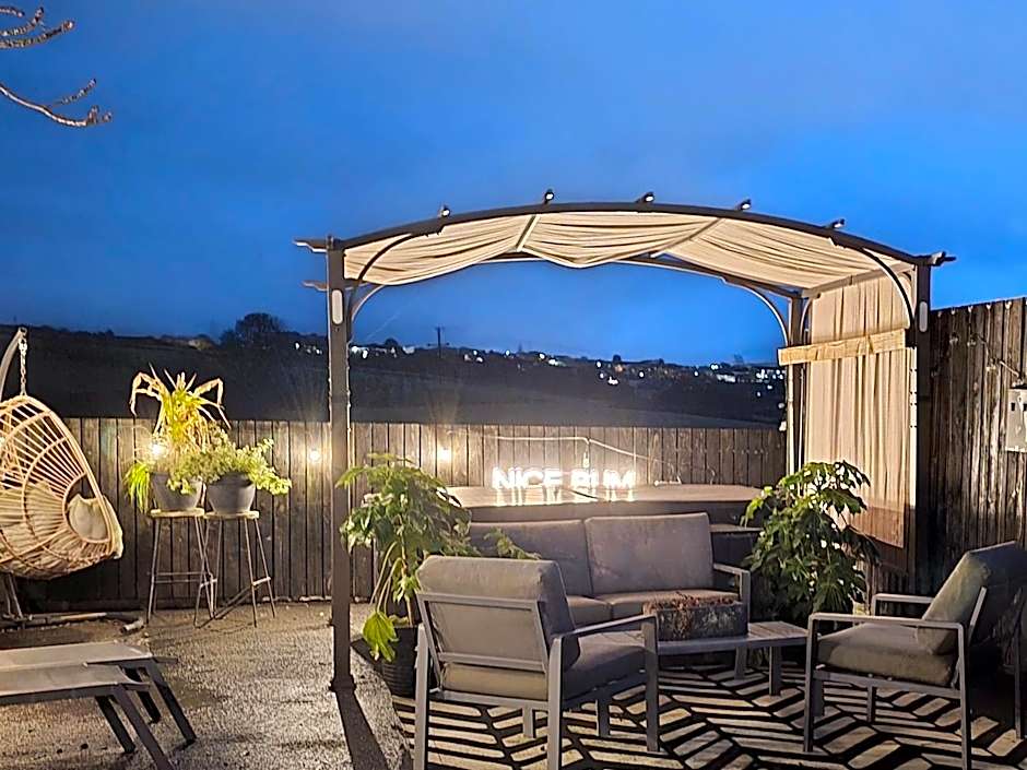 The Green Monkey Lux Suite at The Grumpy Schnauzer B&B Private Hot Tub, Gym, Breakfast, Stunning!