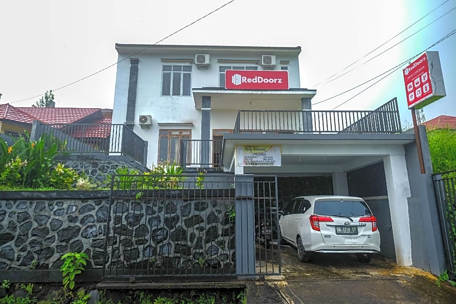 RedDoorz near De La Salle Manado