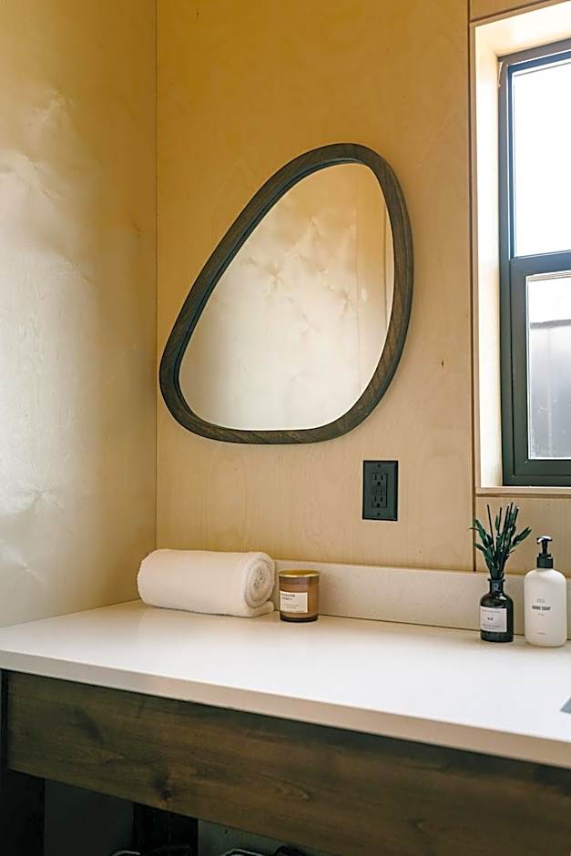 Yellowstone Peaks Hotel