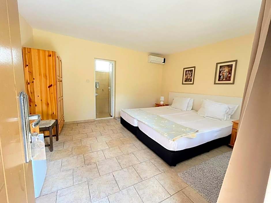 Lotus Family Hotel - Free Parking