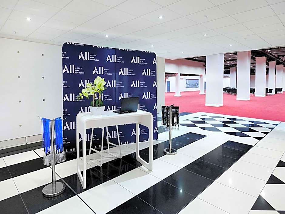 Novotel London West