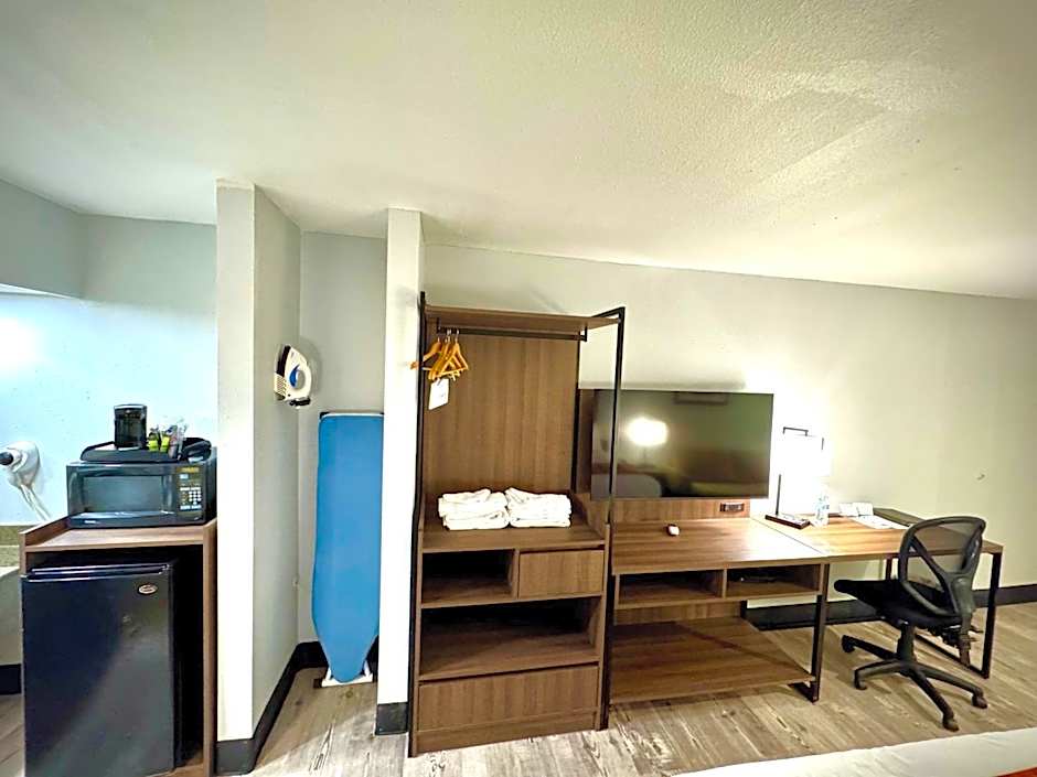 Super 8 by Wyndham Clovis