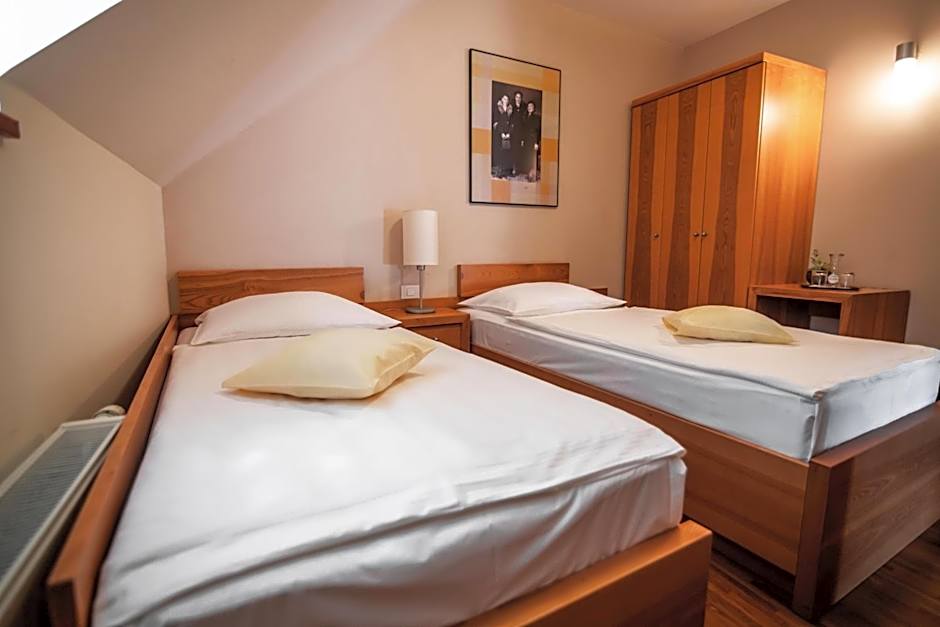 Hotel Dvor Jezersek Brnik