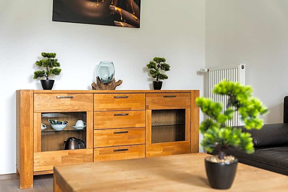 Hotel Vier Jahreszeiten an der Therme & Kliniken Bad Krozingen Nähe Freiburg & Schwarzwald Ideal für Wellness Kur & Business Ausflüge 24h Check In- WLAN & Parken gratis