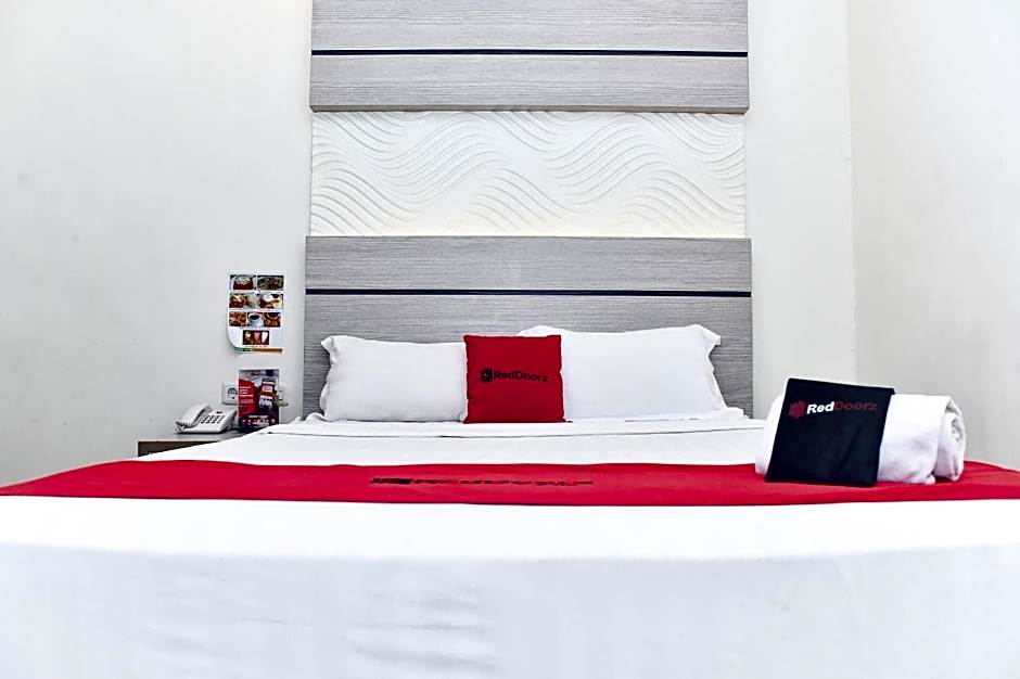 Reddoorz Plus near Makassar Town Square