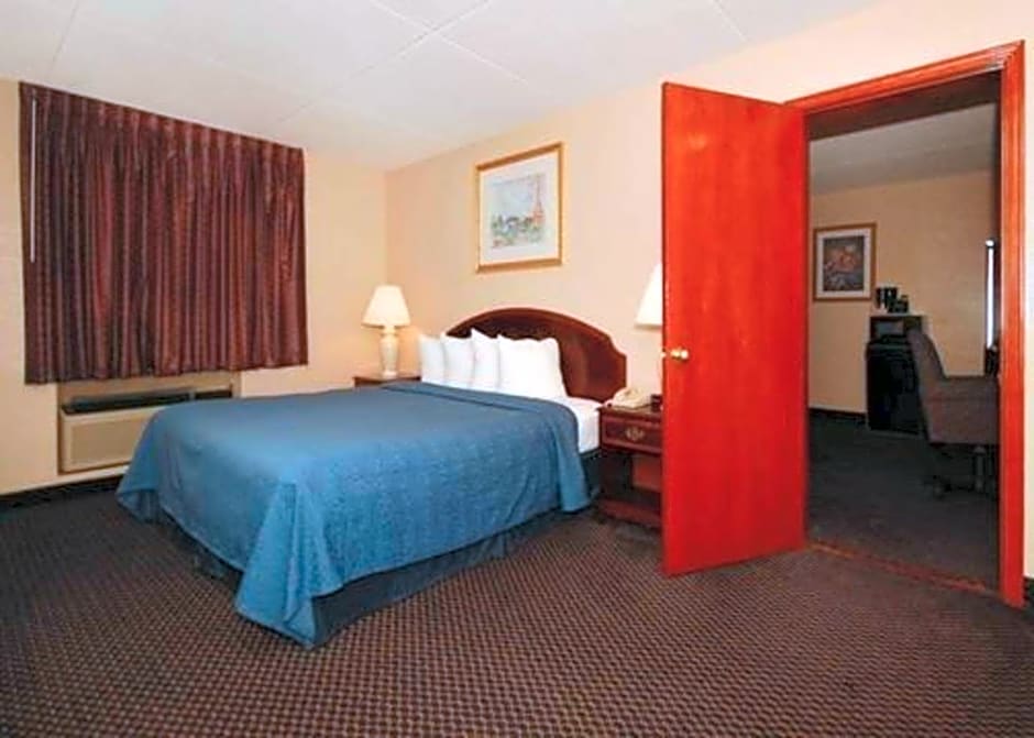 Econo Lodge Inn & Suites