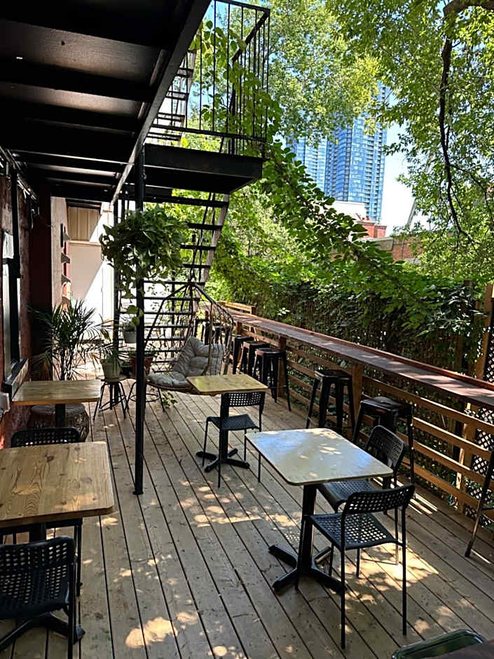 Auberge Saintlo Montreal Hostel