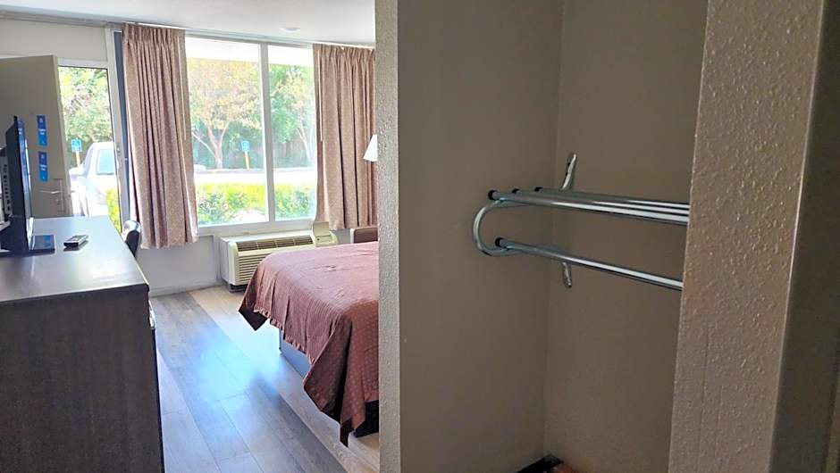 Days Inn by Wyndham Seguin TX