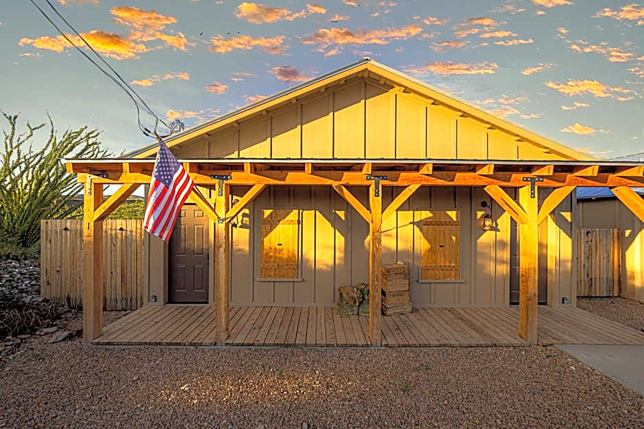 -Pet Friendly- Miners Cabin #5 -Two Double Beds - Private Balcony