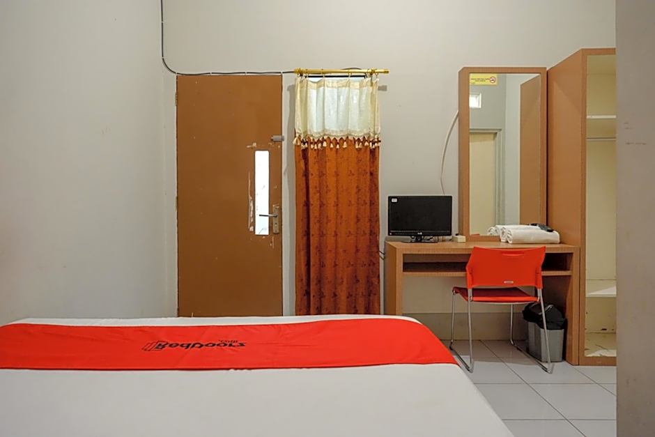 RedDoorz near Stasiun Tawang Semarang