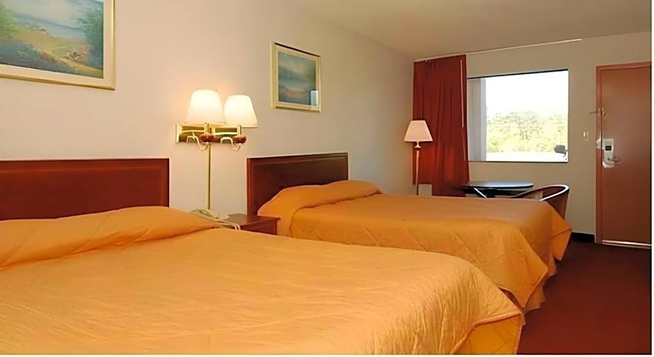 Econo Lodge Inn & Suites Forest